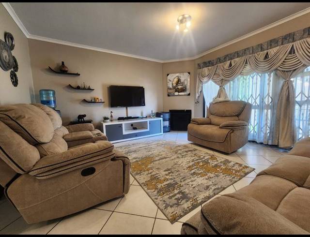 2 BEDROOM TOWNHOUSE FOR SALE IN MEYERSDAL